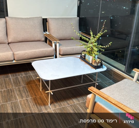 פינת ישיבה עם ספות ושולחן במרפסת